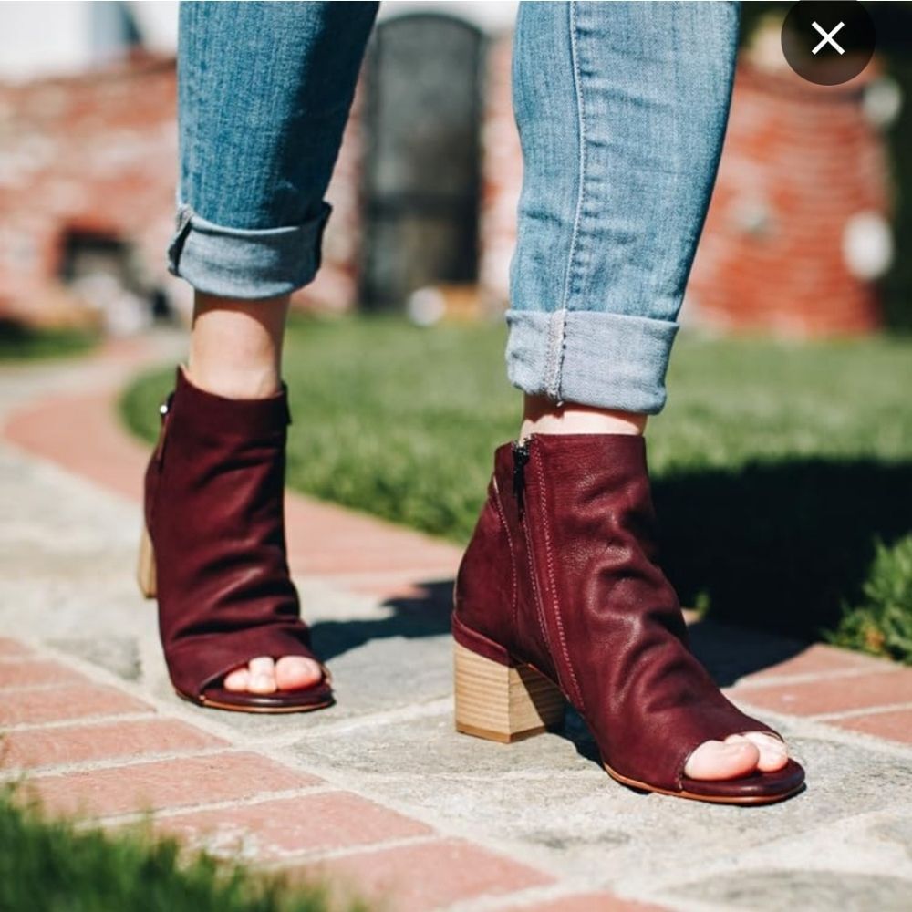 Vintage Foundry Co. NWOB Sabrina open toe leather boot with block heel. size 9.5